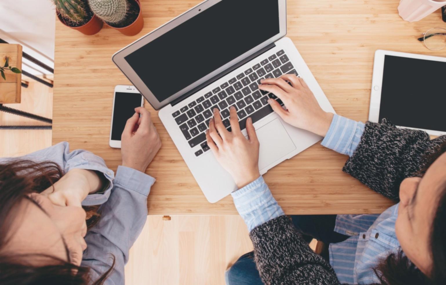 Étudiante travaillant sur ses documents administratifs